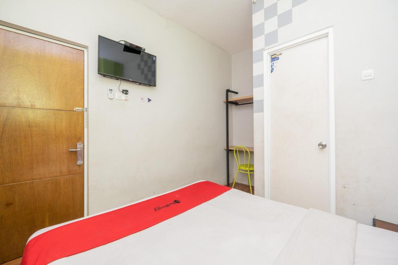 Hotel Reddoorz @ Darmo Surabaja Exteriér fotografie